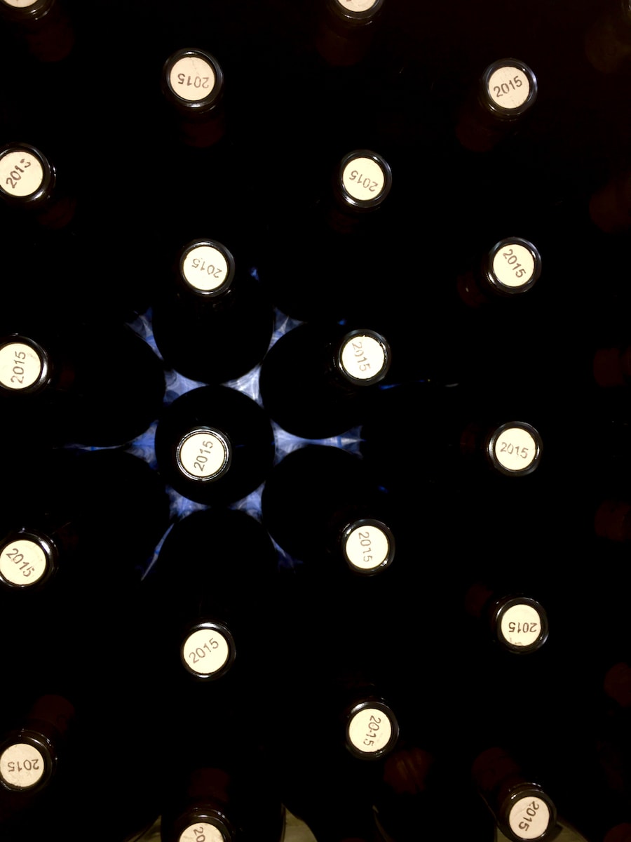 detalle-botellas-vino-blanco-min